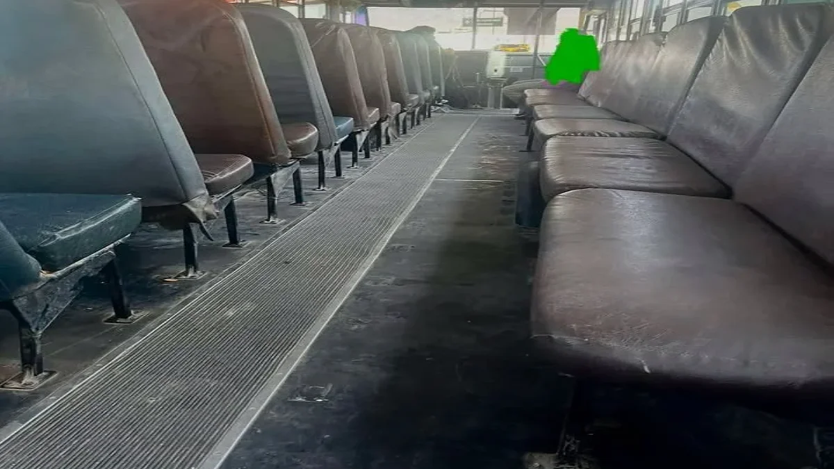 Interior de camión urbano desgastado con banca lateral corrida en Ciudad Juárez