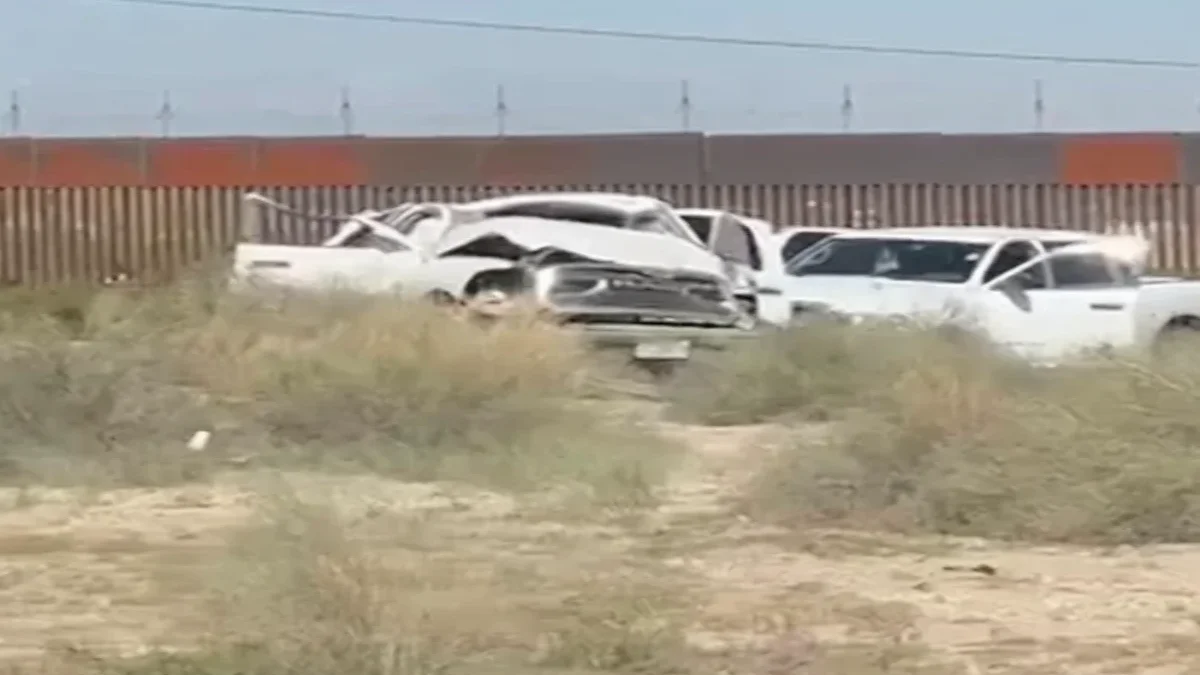 Camioneta de ministeriales volcada en una brecha junto al muro fronterizo de Ciudad Juárez