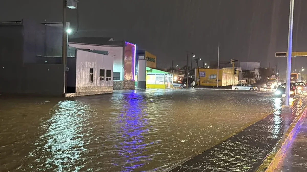 Inundación sobre los tres carriles de la avenida Óscar Flores frente al Rapid-Inn en Ciudad Juárez