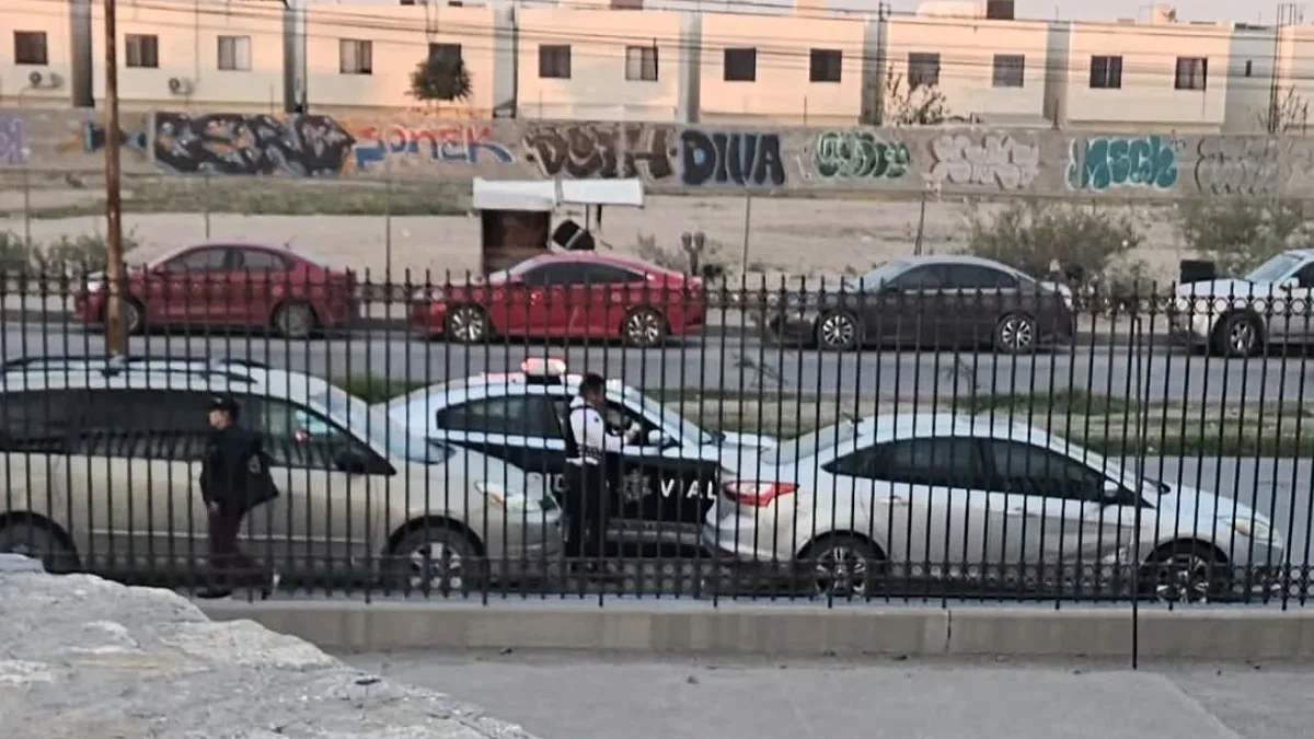 Agentes de Seguridad Vial aplican multas afuera del IMSS 66 en Ciudad Juárez