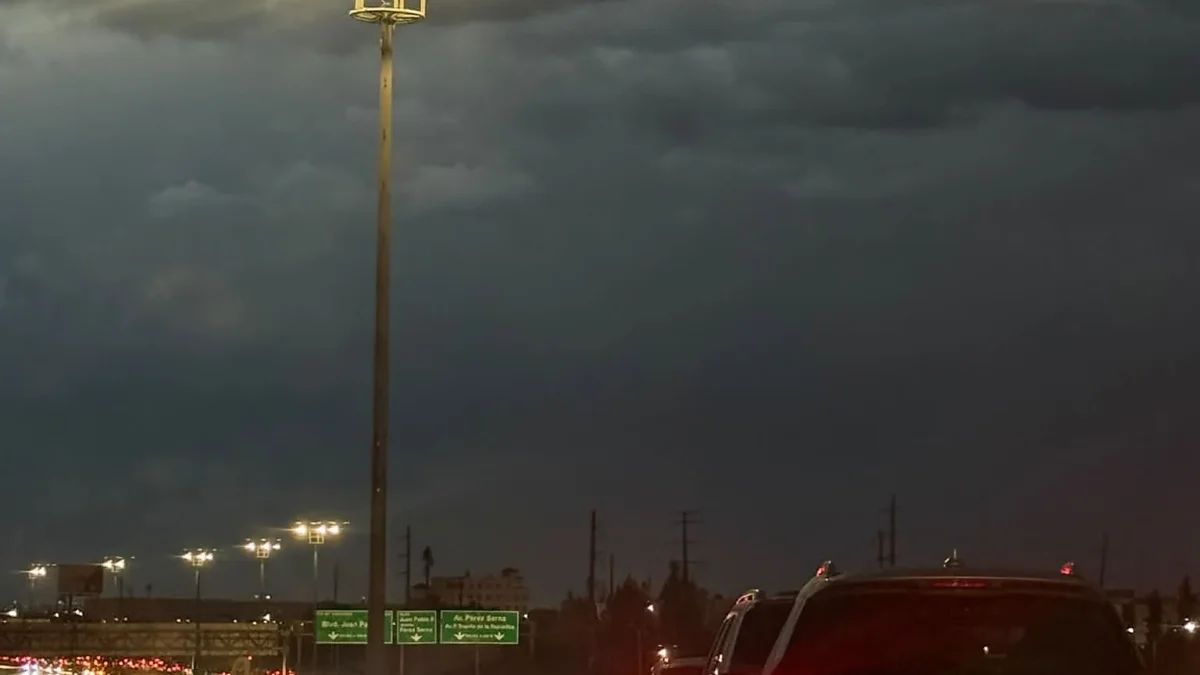 Tráfico lento sobre Cuatro Siglos cerca de la X tras una tormenta en Ciudad Juárez