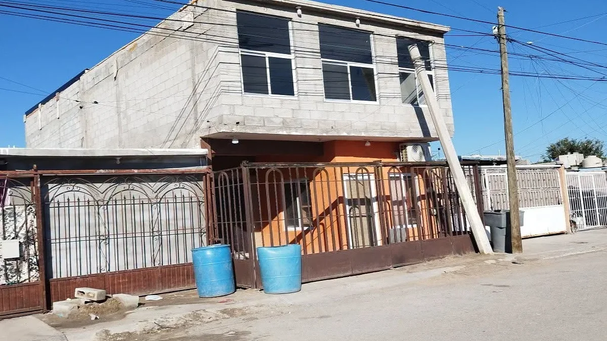 Construcción denunciada por invadir una banqueta y parte de la calle en Hacienda de las Torres Universidad