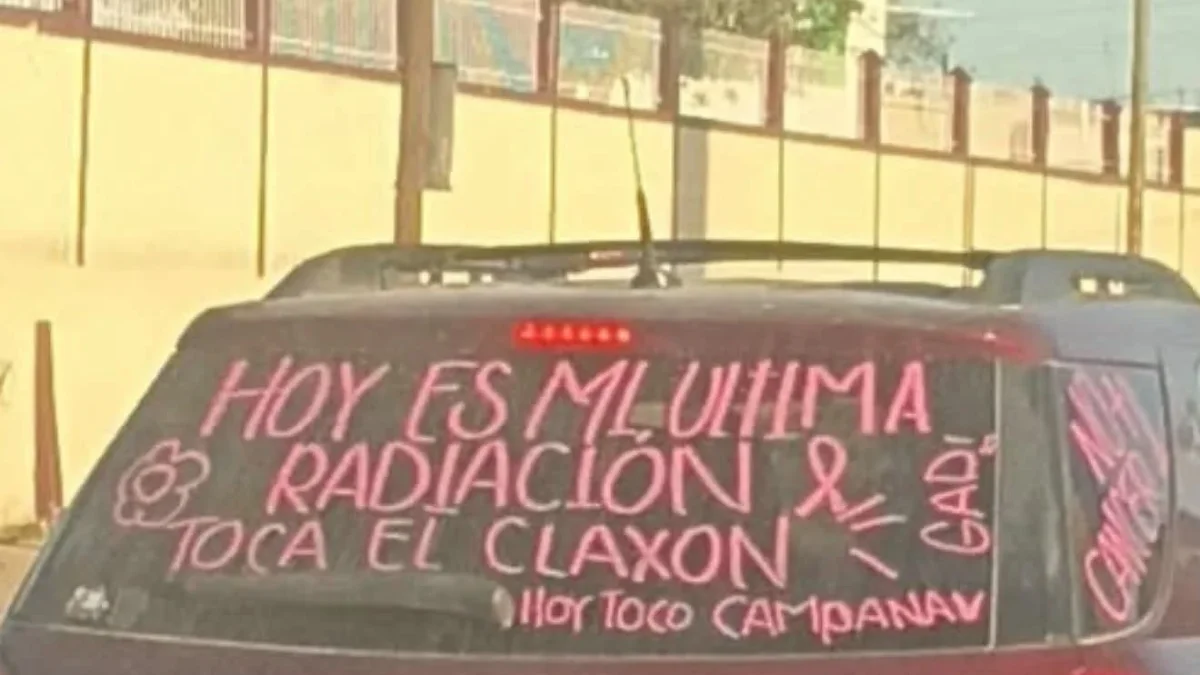 Camioneta guinda con mensajes por la última radiación de un paciente en Ciudad Juárez
