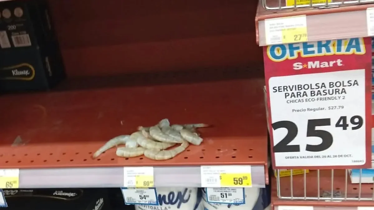 Camarones crudos abandonados en un estante de servilletas de S-Mart Acacias
