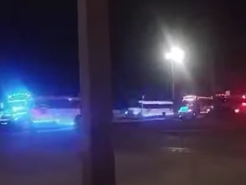 Caravana de camiones iluminados durante la noche en Senderos de Oriente, Ciudad Juárez