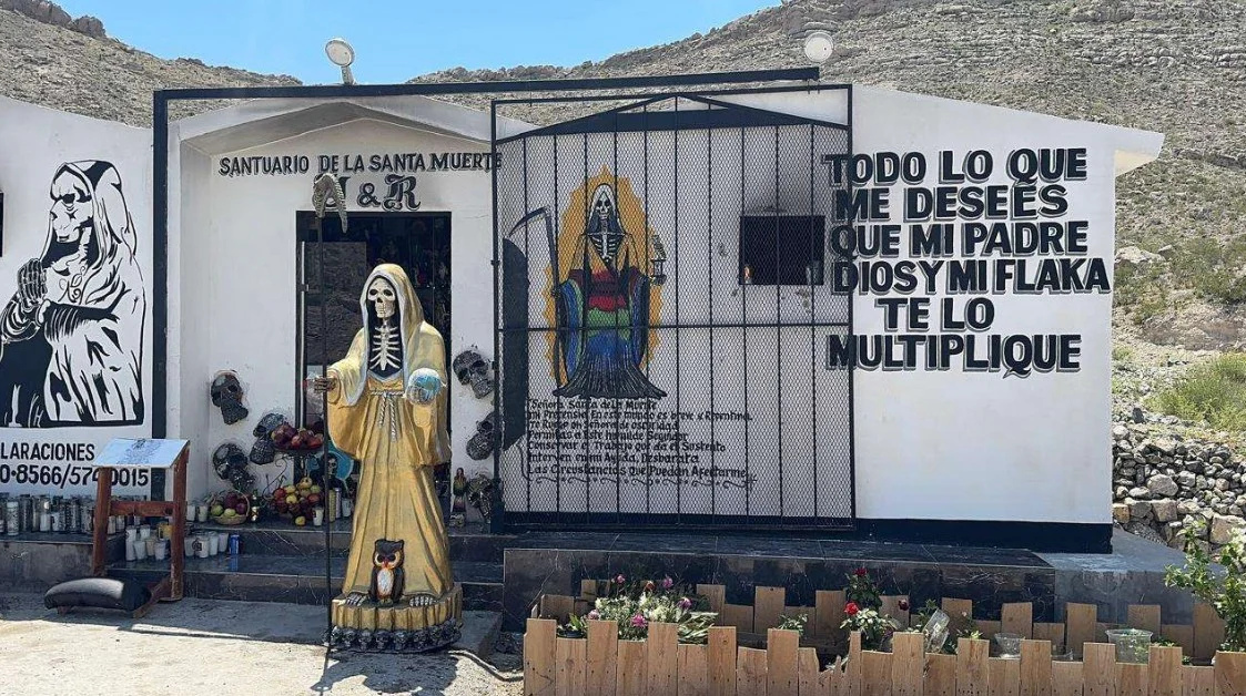 Altar dedicado a la Santa Muerte en Ciudad Juárez