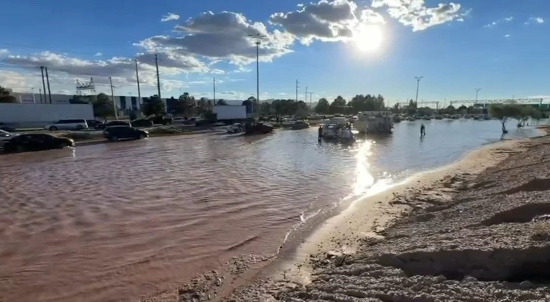 Motobombas trabajan para desaguar el bulevar Juan Pablo II en Ciudad Juárez