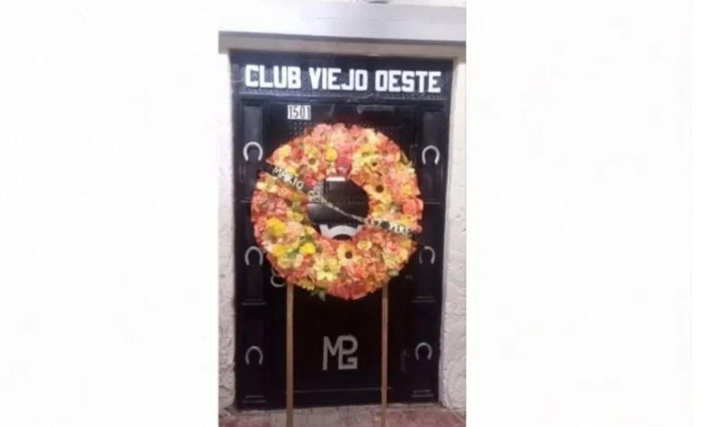 Entrada del bar El Viejo Oeste donde fue localizada una corona fúnebre