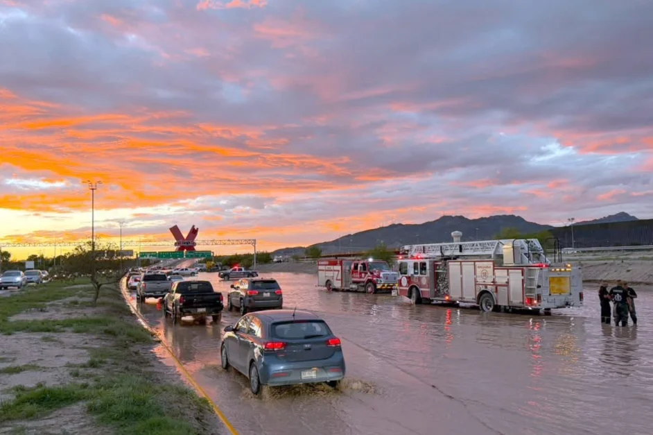 Caudal elevado del río Bravo entre Ciudad Juárez y El Paso