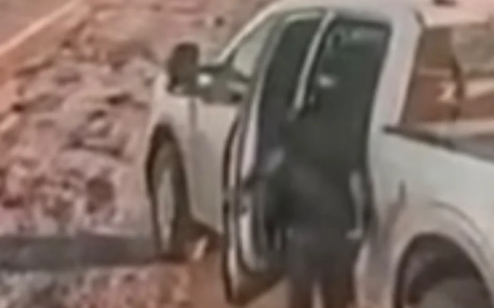 Camioneta blanca intercepta un tractocamión en la carretera de Villa Ahumada