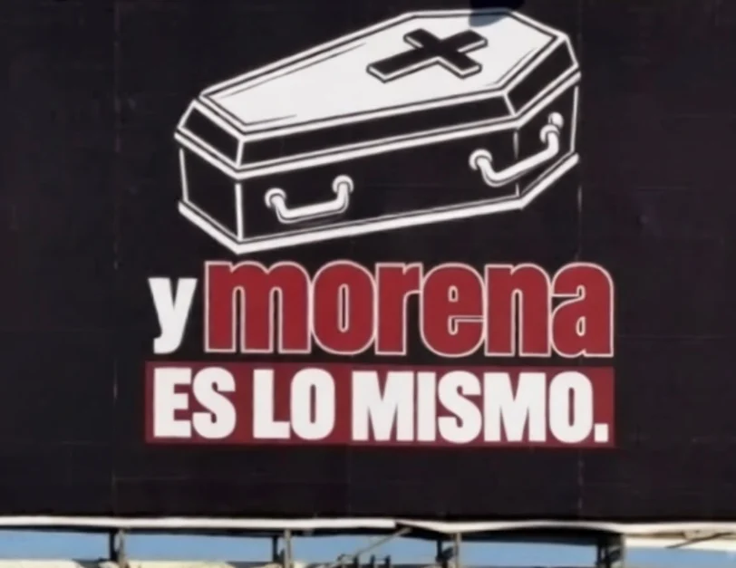 Espectacular con la figura de un ataúd y un mensaje contra Morena en Ciudad Juárez