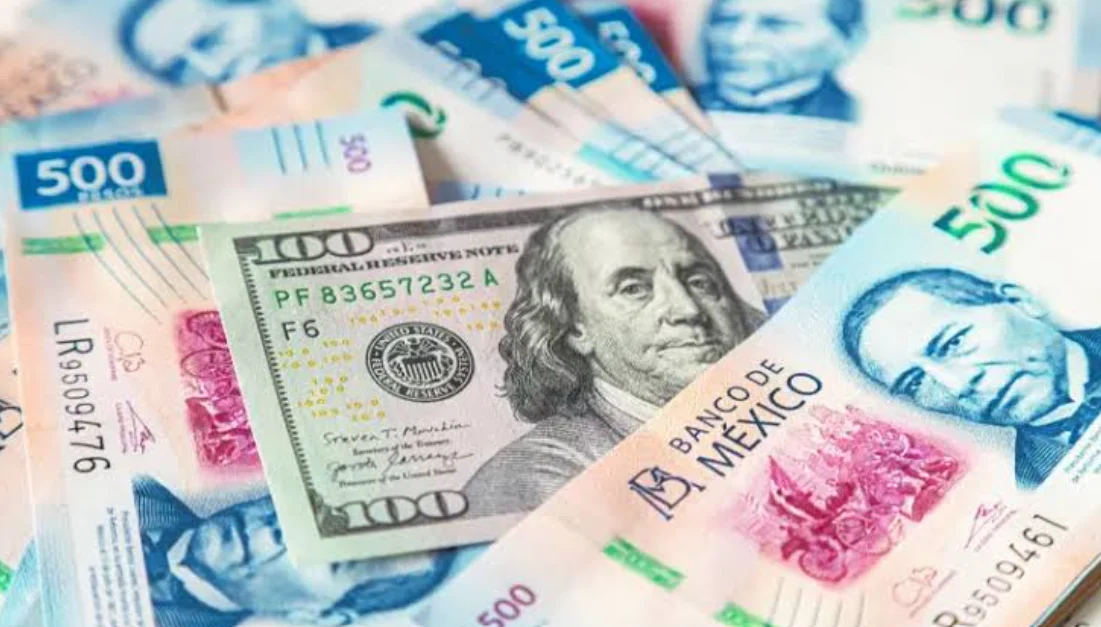 Billetes de dólares y pesos mexicanos ante las previsiones del tipo de cambio para 2026