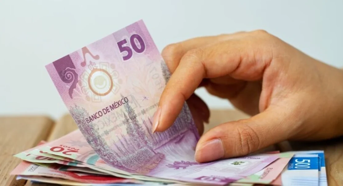 Trabajador calcula el posible aumento al salario mínimo de 2027 en México