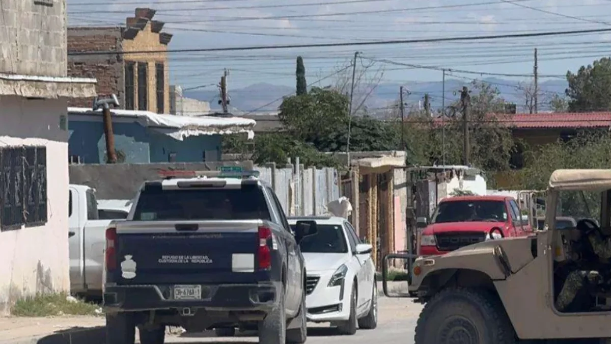 Unidad de autoridades durante una investigación en la colonia Independencia II de Ciudad Juárez