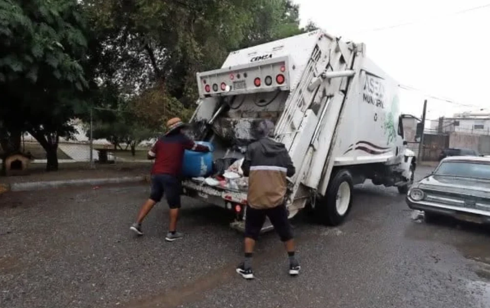 Camión de recolección de basura en una ruta de Ciudad Juárez