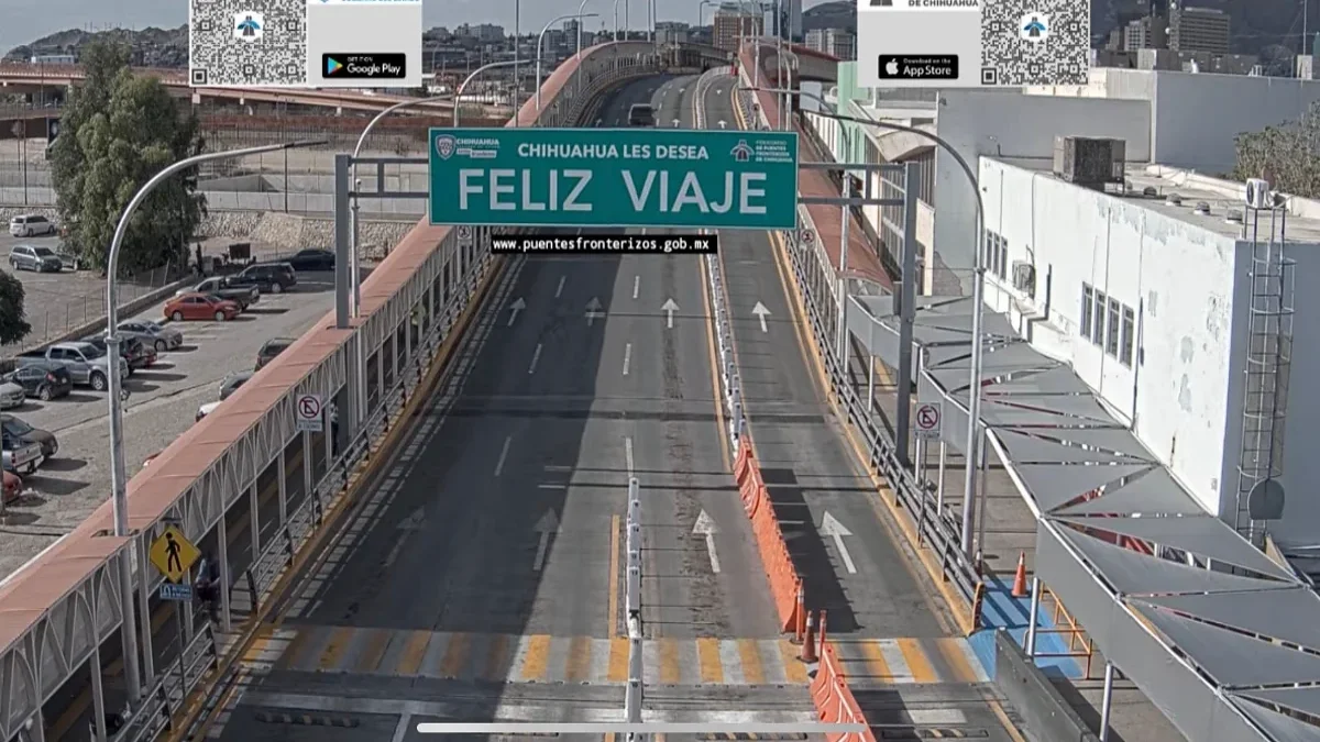 Vehículos formados para cruzar de Ciudad Juárez hacia Estados Unidos
