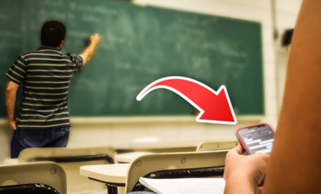 Estudiantes utilizan celulares y herramientas digitales dentro de un aula