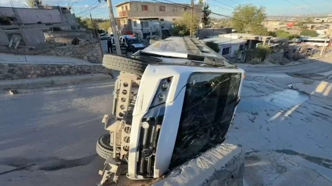 Camión de Indio Bus volcado en la colonia Ampliación Plutarco Elías Calles de Ciudad Juárez