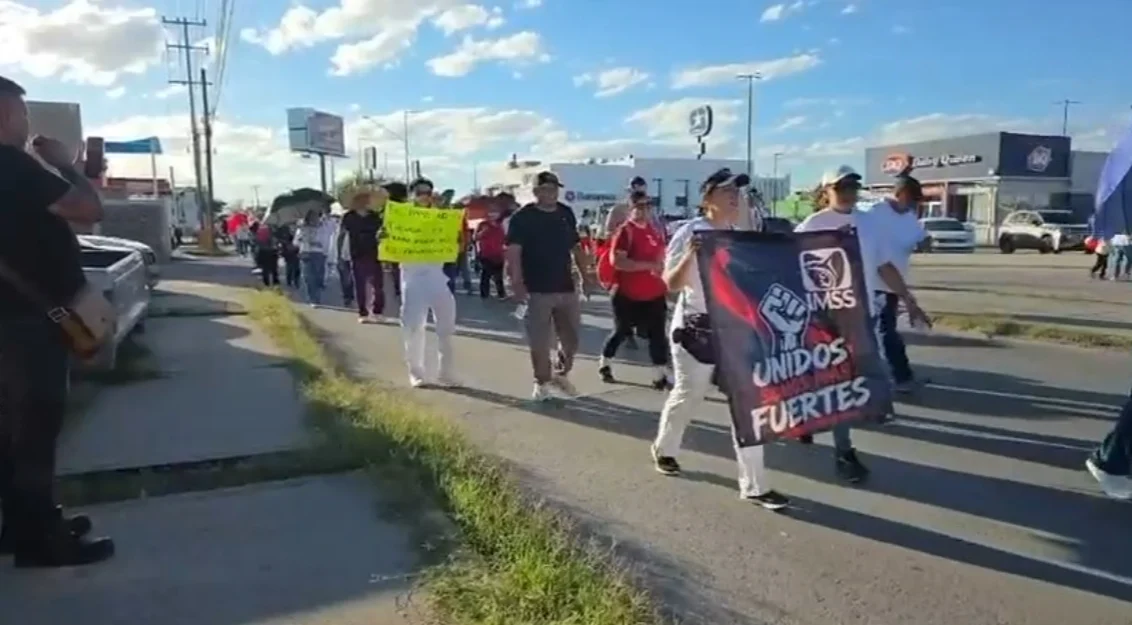 Trabajadores del IMSS participan en una marcha en Ciudad Juárez