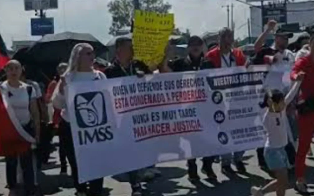 Trabajadores del IMSS durante una movilización para exigir mejoras salariales y laborales