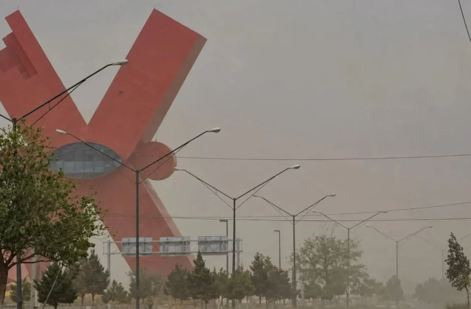 Tránsito vehicular durante ráfagas de viento en Ciudad Juárez