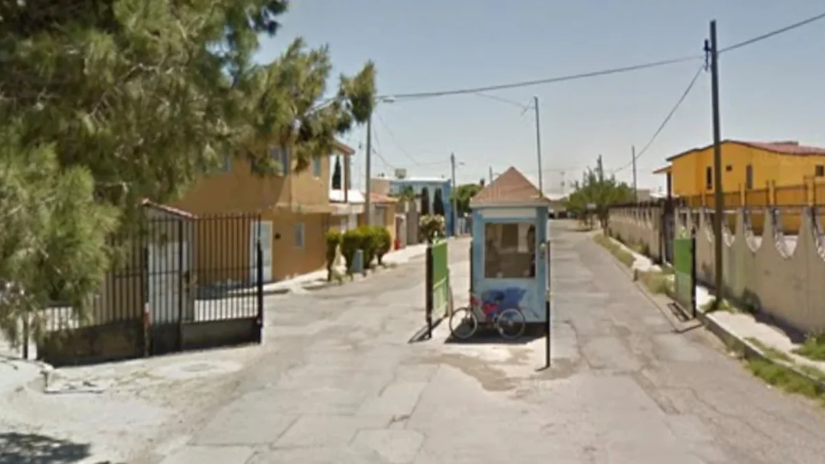 Rejas que obstruyen el paso en calles del fraccionamiento San Ángel en Ciudad Juárez