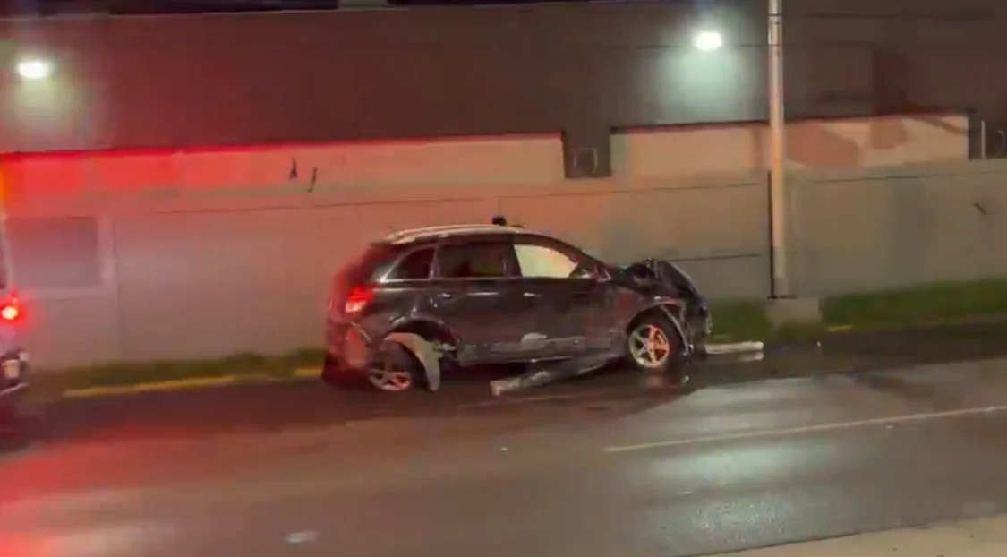 Camioneta Chevrolet Captiva accidentada junto a un semáforo en la avenida Tecnológico de Ciudad Juárez