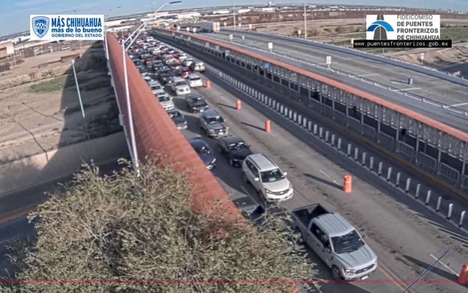 Filas de vehículos en los puentes internacionales de El Paso rumbo a Ciudad Juárez