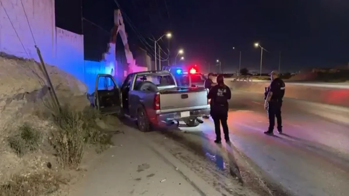 Camioneta Chevrolet Silverado abandonada tras derribar un arbotante en la carretera a Casas Grandes