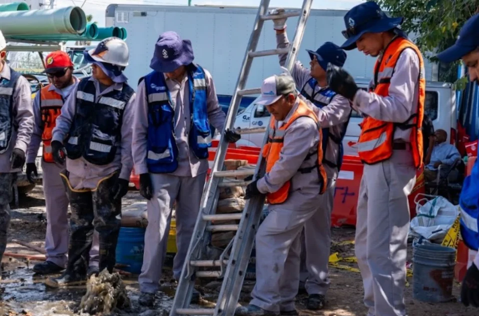 Trabajos de la JMAS en un colector de Ciudad Juárez ante posibles derrames de aguas negras