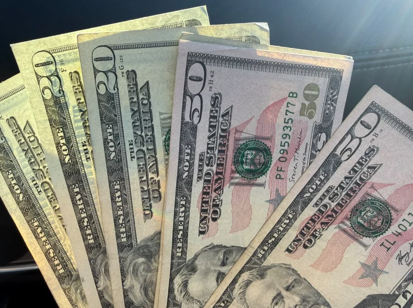 Billetes de dólar y pesos mexicanos en una casa de cambio de Ciudad Juárez