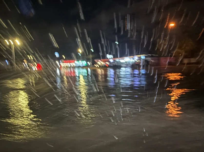 Vialidades de Ciudad Juárez con agua acumulada después de las lluvias