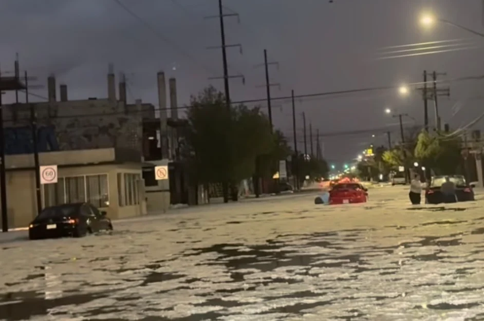 Vialidad de Ciudad Juárez con acumulación de agua durante las lluvias