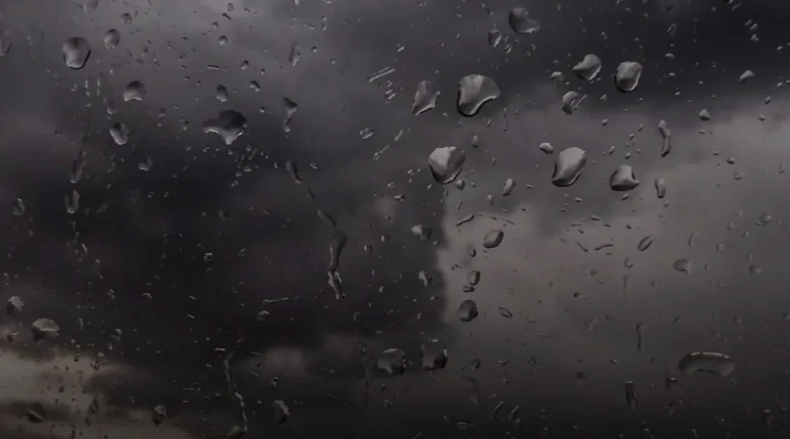 Lluvia nocturna en una vialidad de Ciudad Juárez