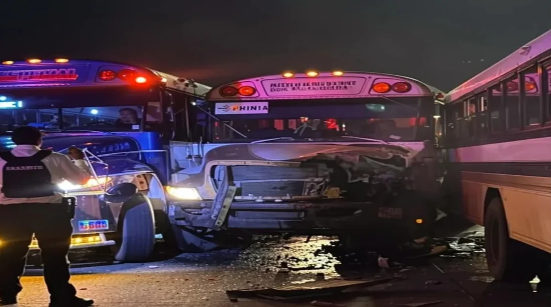 Tres camiones de transporte de personal involucrados en un choque en el bulevar Juan Pablo II de Ciudad Juárez