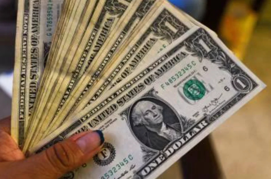 Billetes de dólar y pesos mexicanos para ilustrar el tipo de cambio en Ciudad Juárez