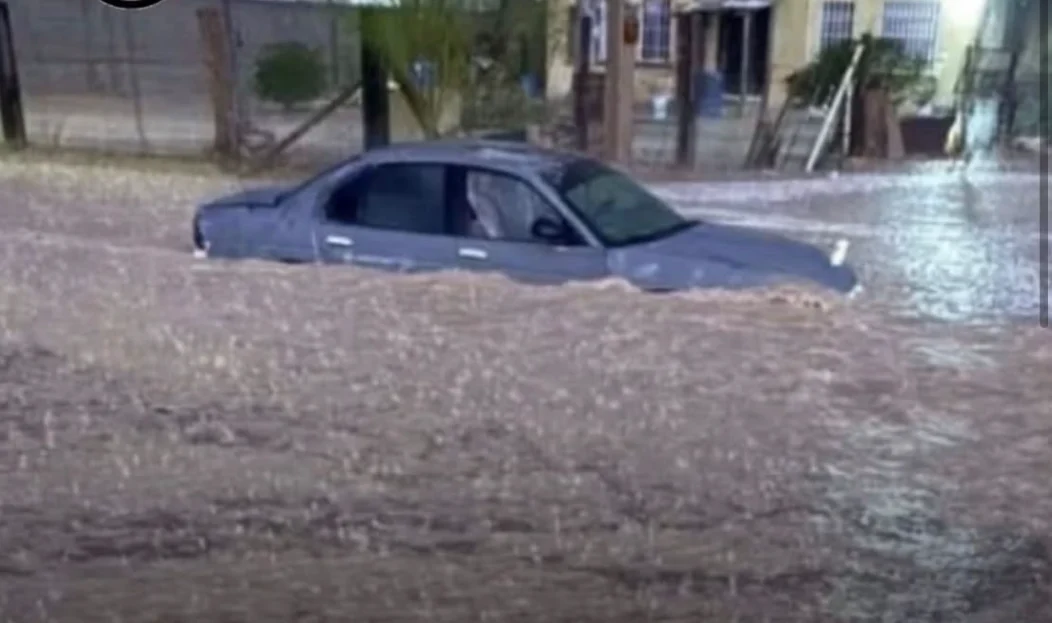 Tramo inundado y cerrado entre Francisco Villarreal Torres y avenida De las Torres en Ciudad Juárez
