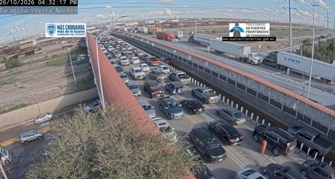 Fila de vehículos rumbo al Puente Libre de Ciudad Juárez