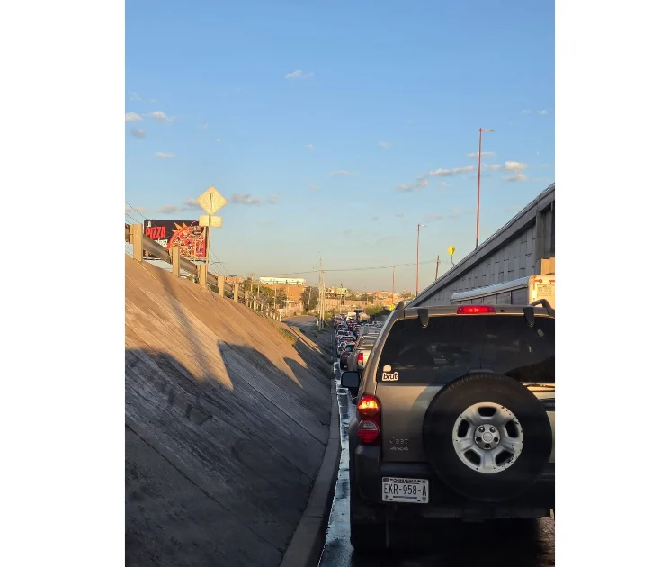Congestionamiento vehicular en Paseo de la Victoria por inundaciones en Ciudad Juárez
