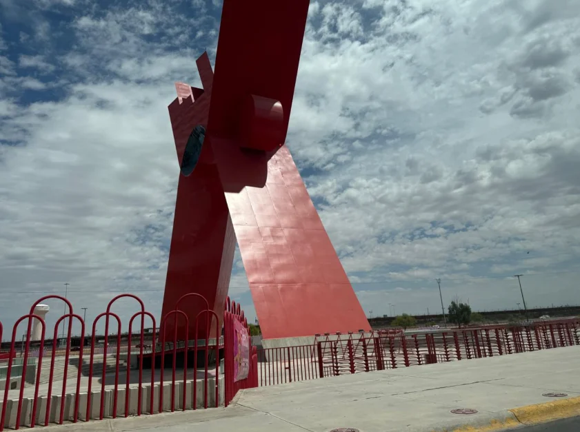 Cielo soleado sobre Ciudad Juárez durante una jornada con temperatura máxima de 25.5 grados
