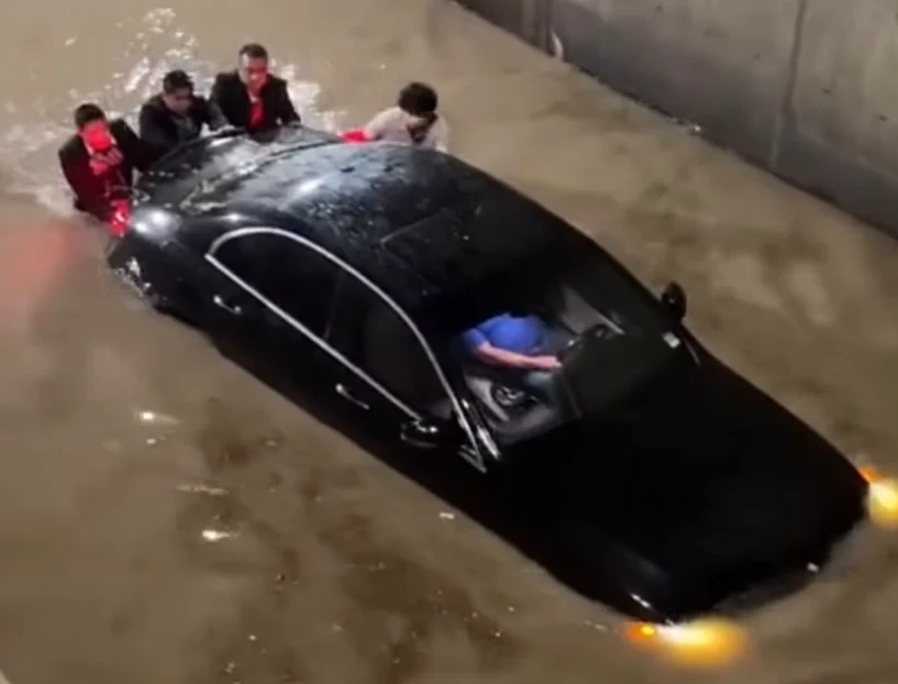 Automóvil afectado por inundaciones tras las lluvias en Ciudad Juárez