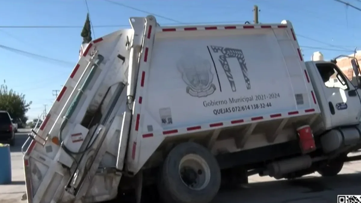 ¡Se tragó la calle al camión de basura! Así quedó enorme socavón