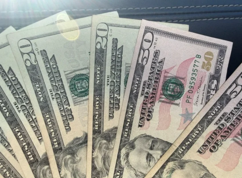 Billetes de dólar y pesos mexicanos por el aumento del tipo de cambio en bancos