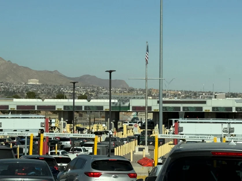 Largas filas de automóviles en los puentes internacionales de Ciudad Juárez hacia El Paso