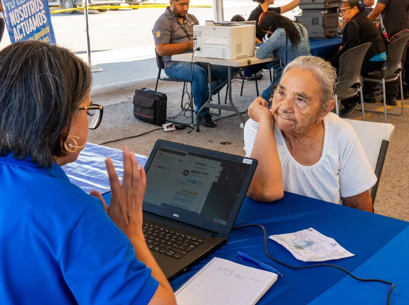 Atención a usuarios de la JMAS durante el programa Cerca de Ti en Ciudad Juárez