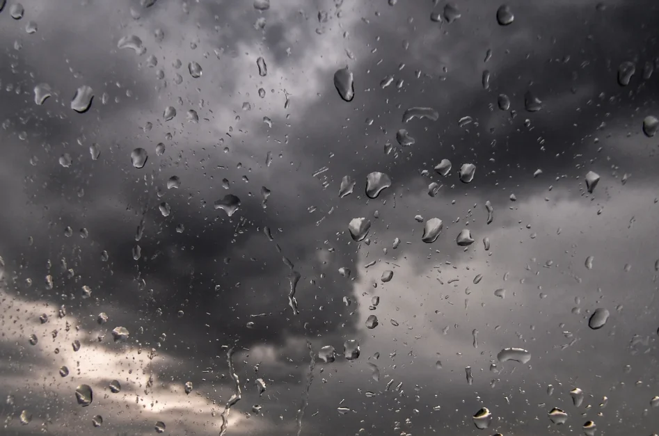 Lluvia sobre una vialidad de Ciudad Juárez durante la noche