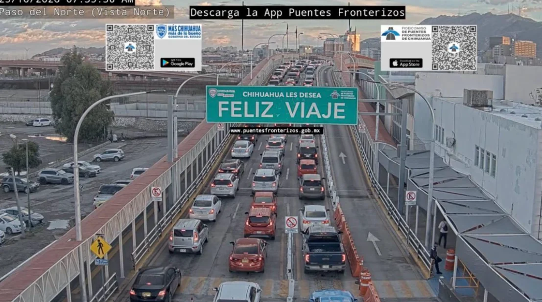 Filas de vehículos en los puentes internacionales de Ciudad Juárez hacia El Paso