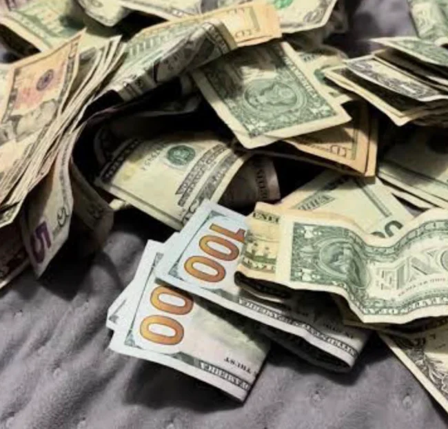Billetes de dólar y pesos mexicanos en una casa de cambio de Ciudad Juárez