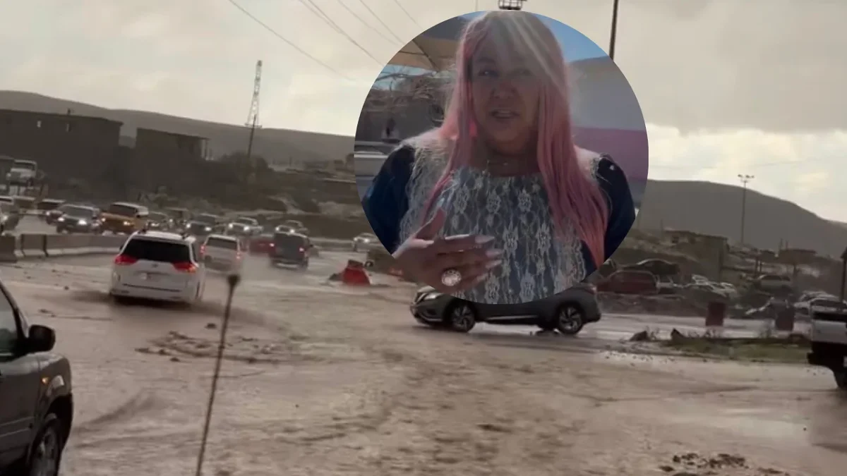 Lodo y granizo sobre el periférico Camino Real después de una tormenta en Ciudad Juárez
