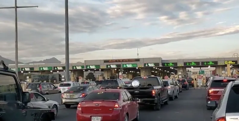 Filas de vehículos en los puentes internacionales de Ciudad Juárez hacia El Paso